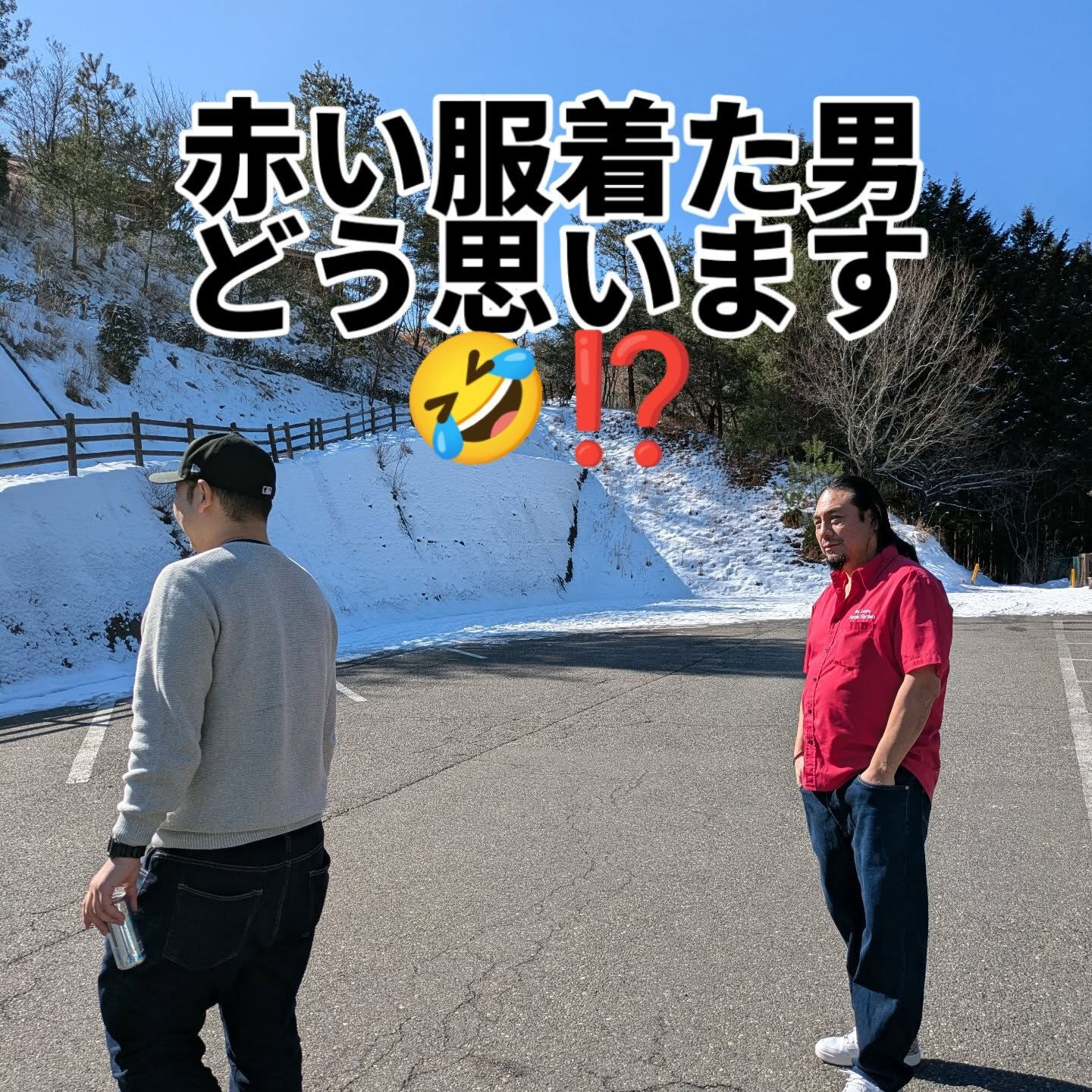 峠の頂上で雪が積もってメチャクチャ寒いにも関わらず半袖👕　大
