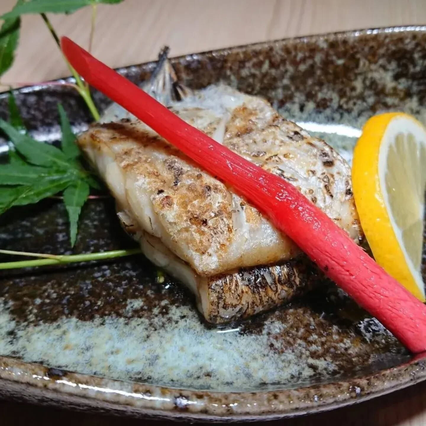本日のおすすめは、新鮮な天然物にこだわった焼魚と煮魚の数々✨