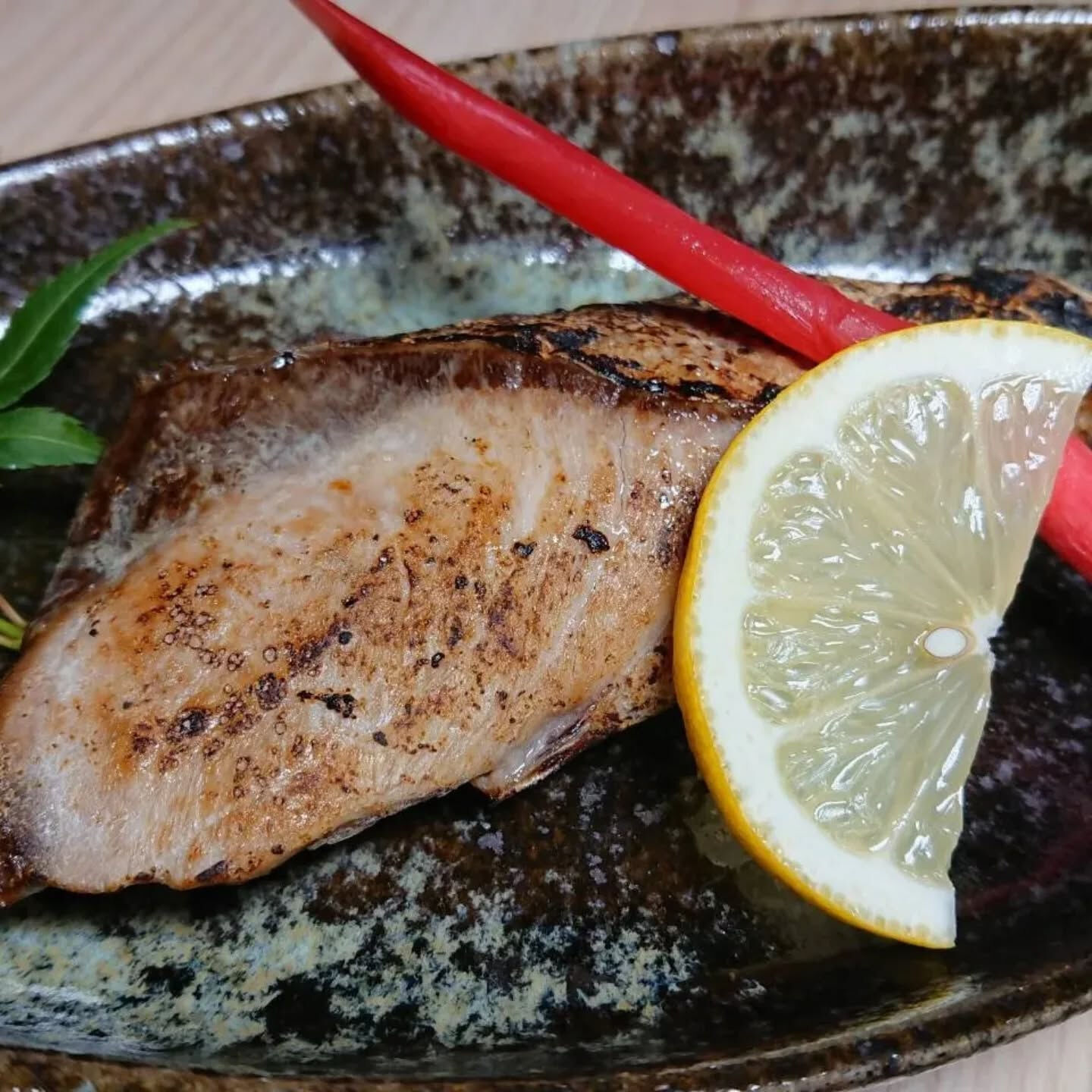本日のおすすめは、新鮮な天然物にこだわった焼魚と煮魚の数々✨