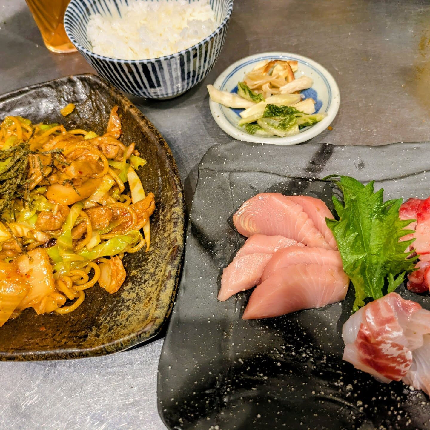 まんぼう家では、本日の賄いに特製ピリ辛焼きそばと豪華なお刺身