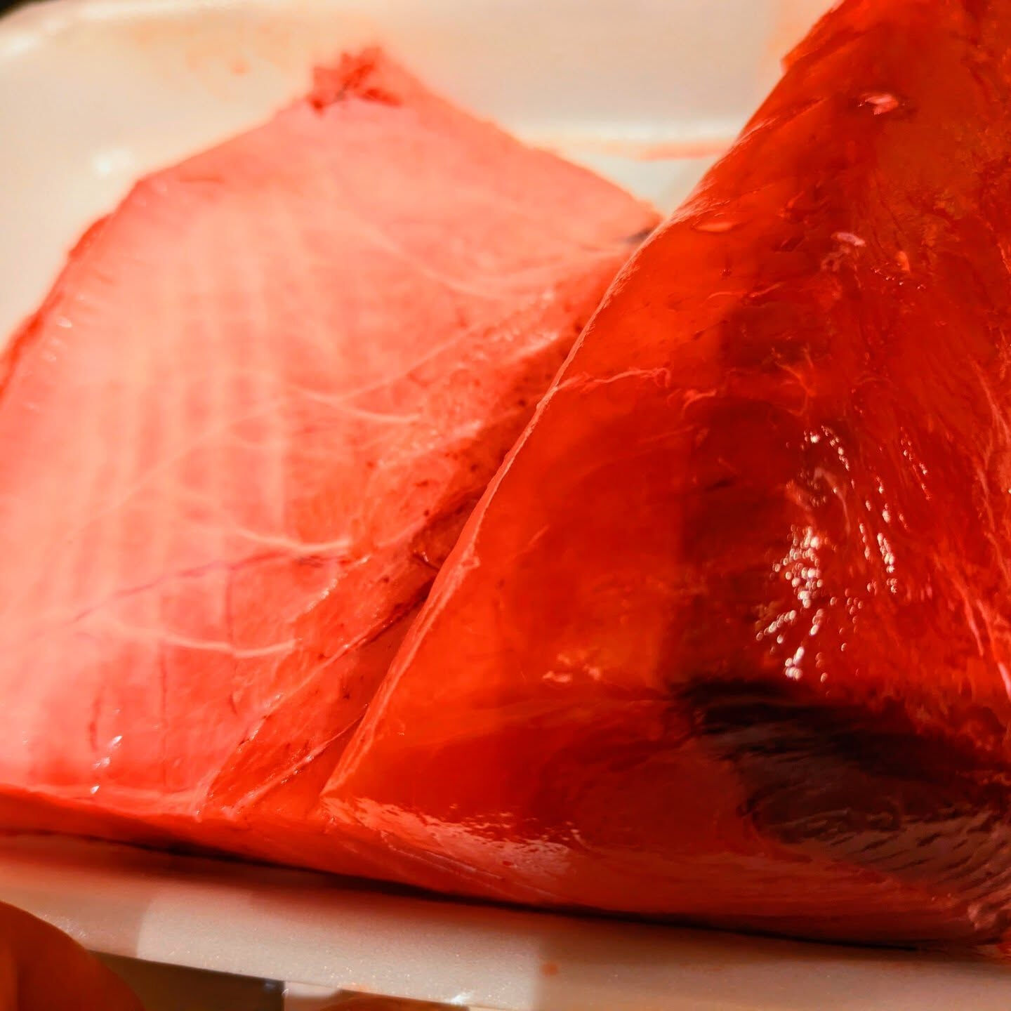 本日は、新鮮な天然物の魚介類を使用した刺身をご用意しておりま