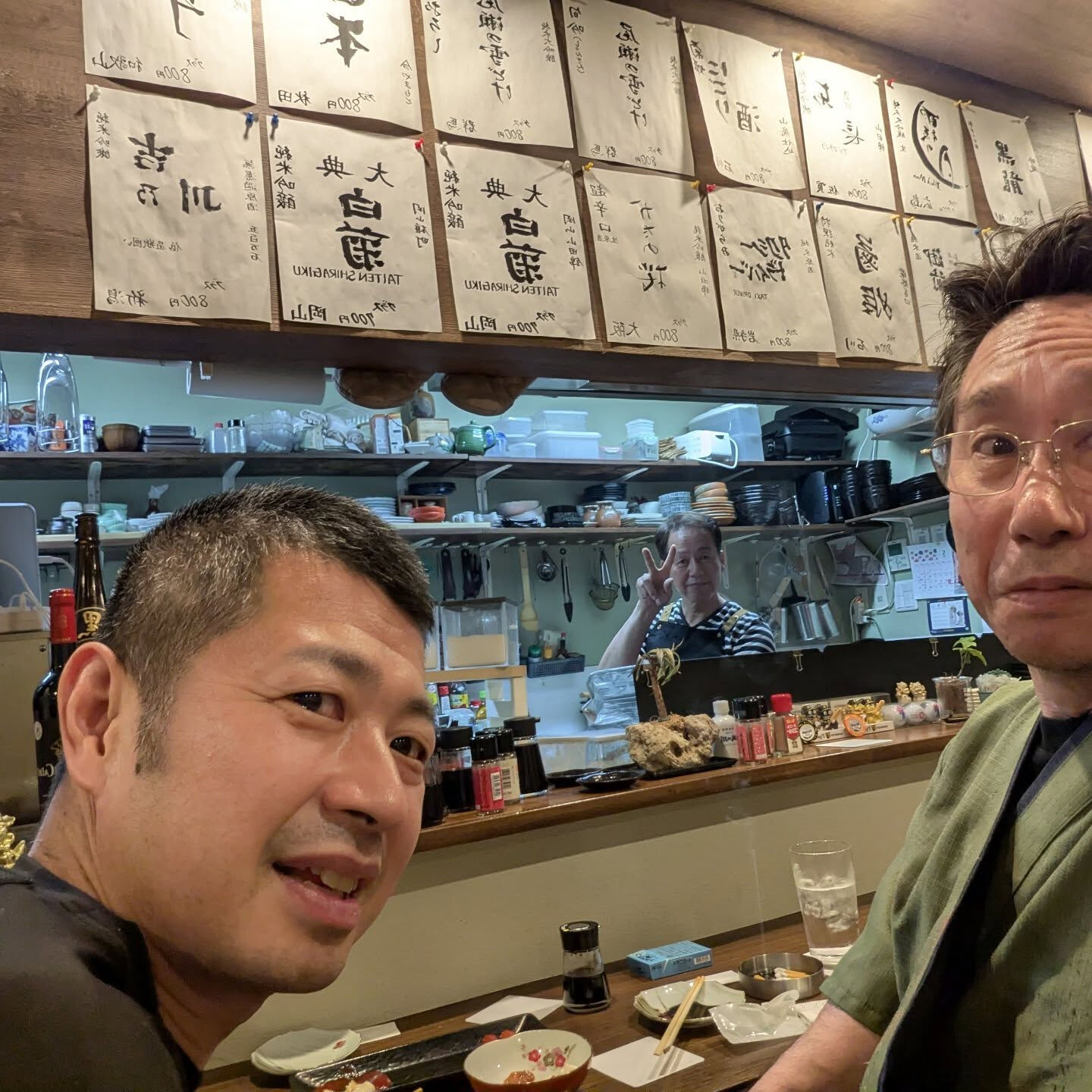 「で〜れ〜」１周年記念に１足早くお祝い😅　奥に小さく見える人