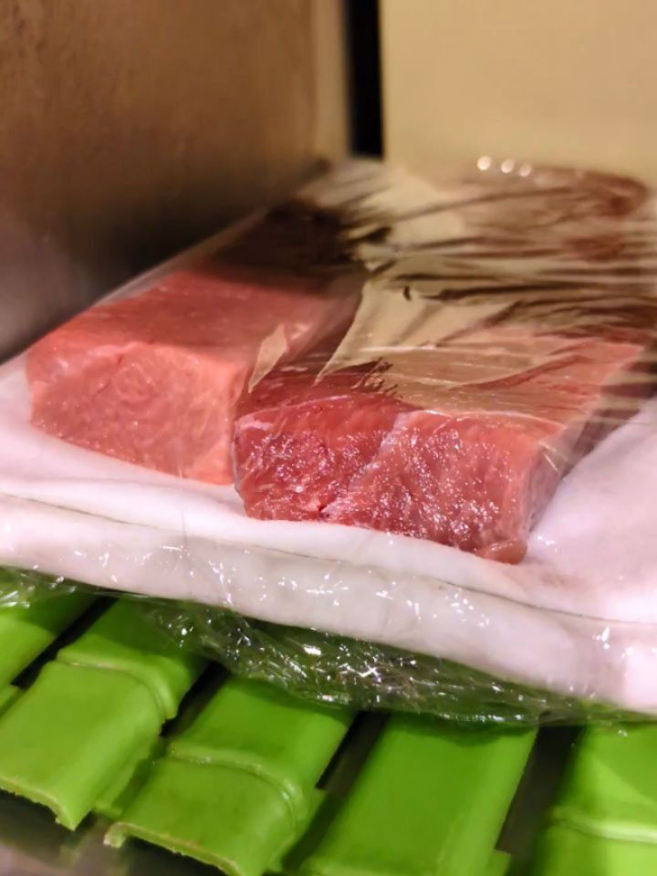 本日のおすすめは、新鮮な天然魚介のお刺身です